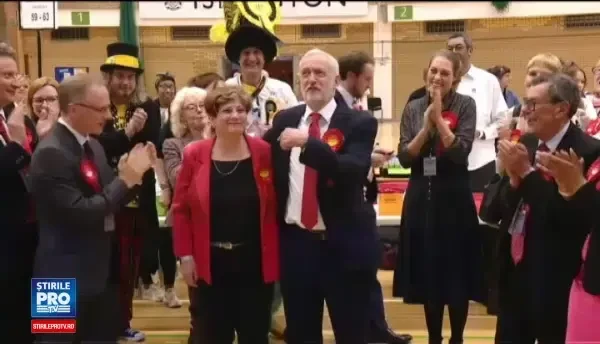 Mobilizarea tinerilor la alegeri a costat-o pe Theresa May majoritatea in Parlament. Ce incearca acum partidul ei