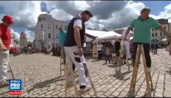 Capitala recordurilor trasnite se afla in Cehia. Cum decurge cursa de alergare cu scara si ce distanta parcurge castigatorul