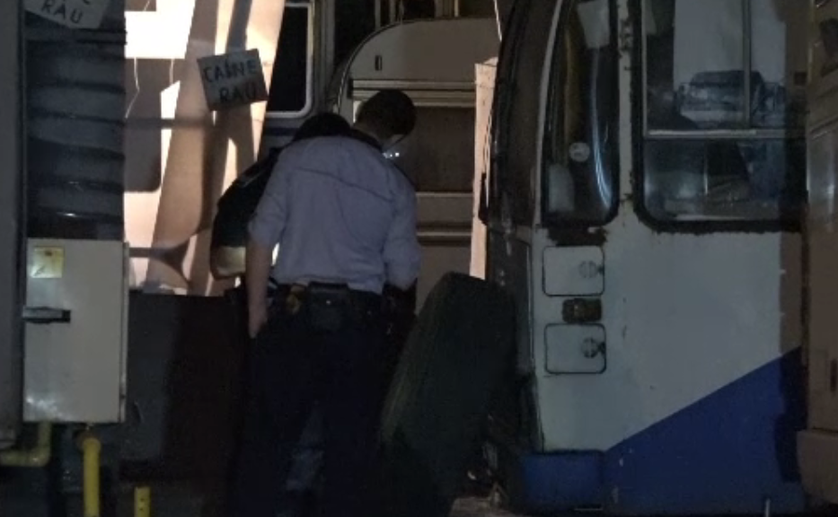 Barbat din Baia Mare, strivit de un autobuz pe care incerca sa il repare. Fiul sau a fost cel care l-a descoperit