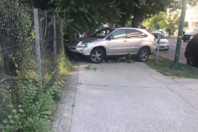 Accident bizar langa parcul Herastrau din Capitala. O femeie si doi minori, loviti pe trotuar de soferul unei masini