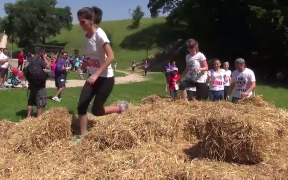 Cursa in scop umanitar la Brasov. Sute de oameni au trecut peste obstacole amuzante pentru o cauza nobila