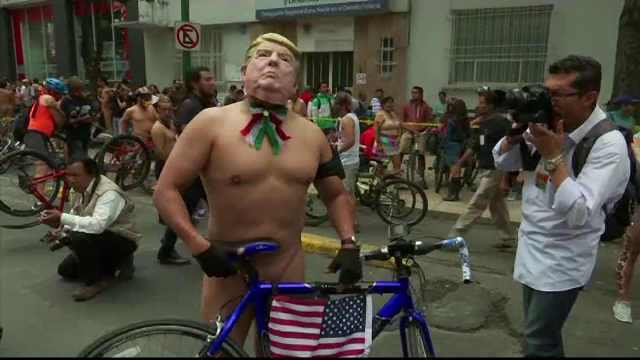 Ziua biciclistilor dezbracati, in mai multe orase ale lumii. Evenimentul atrage atentia asupra pericolelor care ii pandesc