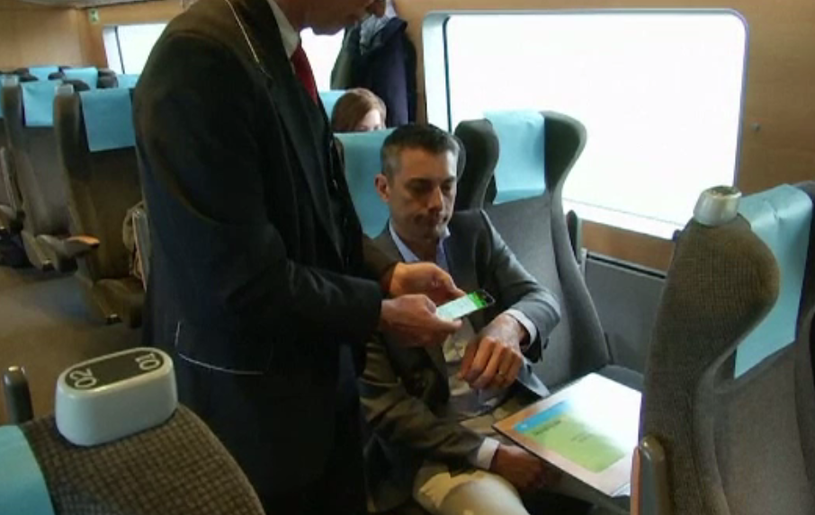 Tara care introduce microcipuri implantate in piele pentru plata biletelor de tren. Expertii au insa un avertisment