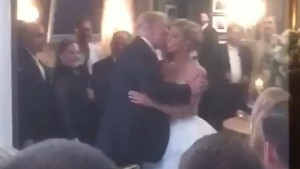 Donald Trump a dat buzna la o nunta sarbatorita intr-un club al sau in New Jersey. Reactia invitatilor cand l-au vazut. VIDEO