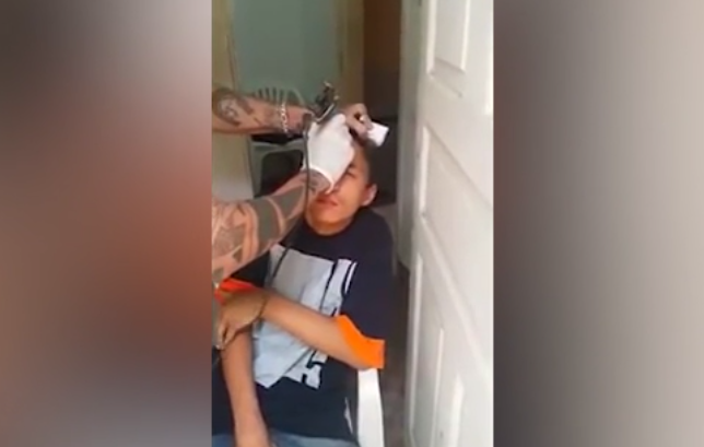 A furat o bicicleta si a primit o lectie de neuitat. Mesajul pe care i l-a tatuat un artist pe frunte. VIDEO