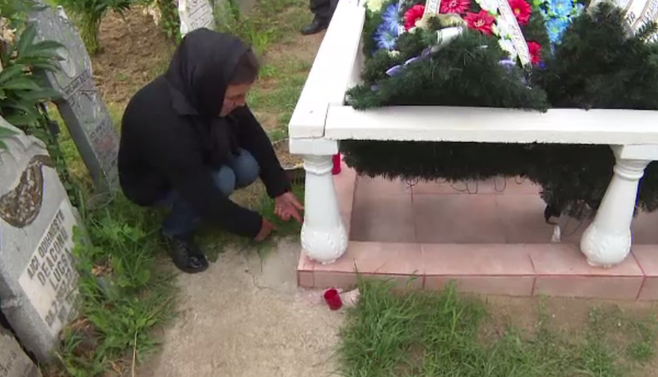 Scandal intr-un sat din Gorj. Un barbat se plange ca o vecina i-a facut sotului ei un mormant prea mare