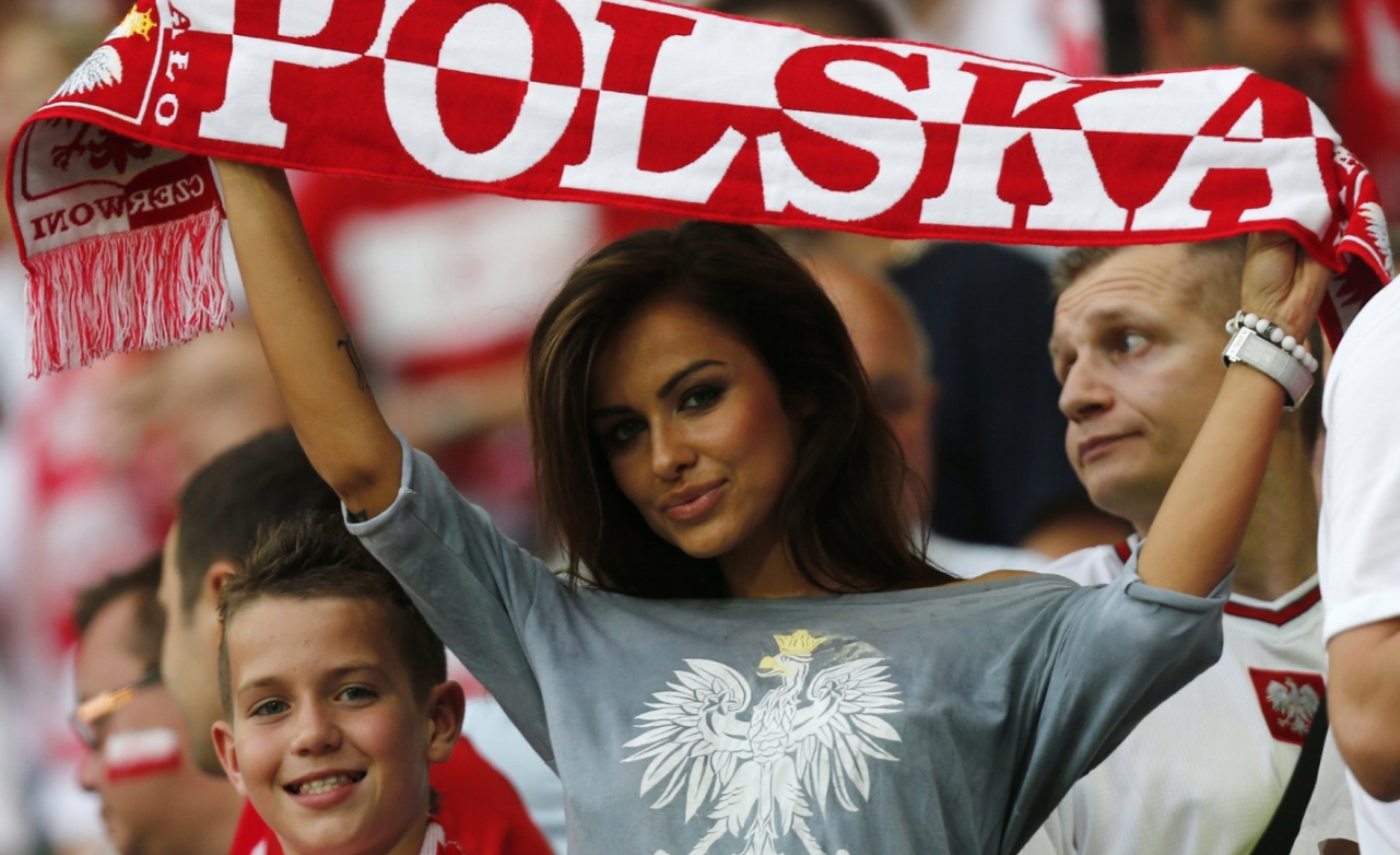 Cea mai sexy fana a lui Lewandowski s-a bucurat la golurile in poarta Romaniei. Cum arata