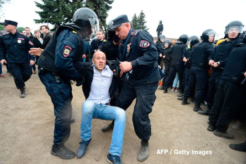 Mii de oameni au protestat la Moscova fata de coruptia elitelor, iar sute au fost arestati. Ce a patit opozantul Navalny