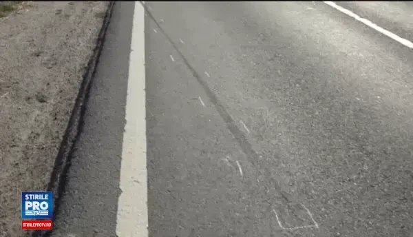 O adolescenta de 17 ani si-a pierdut viata dupa ce motocicleta condusa de un prieten a intrat intr-un vehicul la o depasire