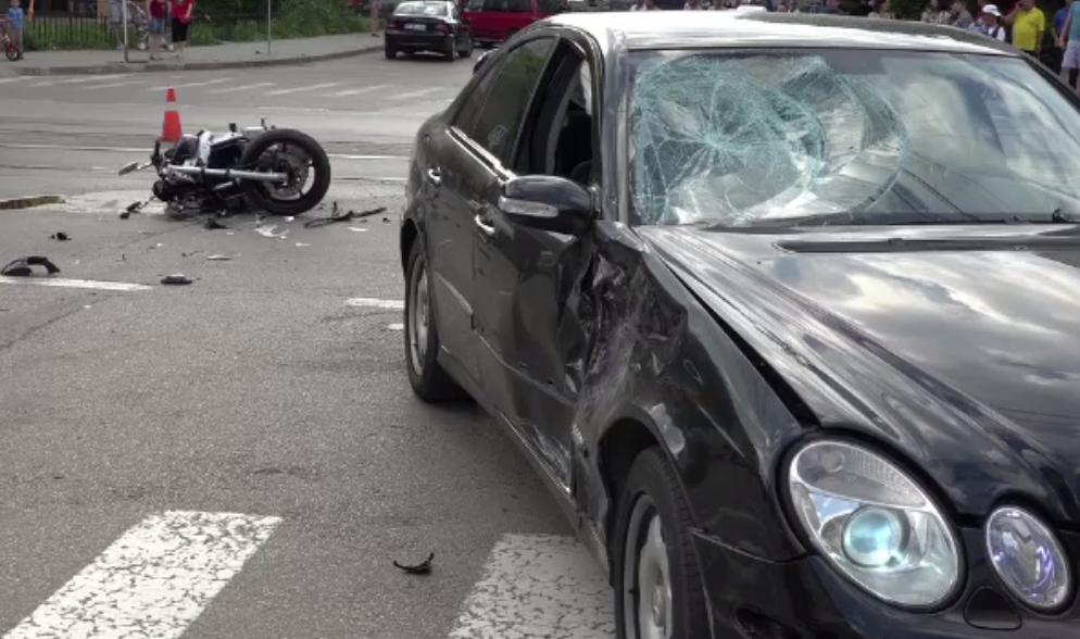 Motociclist din Botosani, angajat al penitenciarului din oras, accidentat grav dupa ce un sofer nu ar fi acordat prioritate