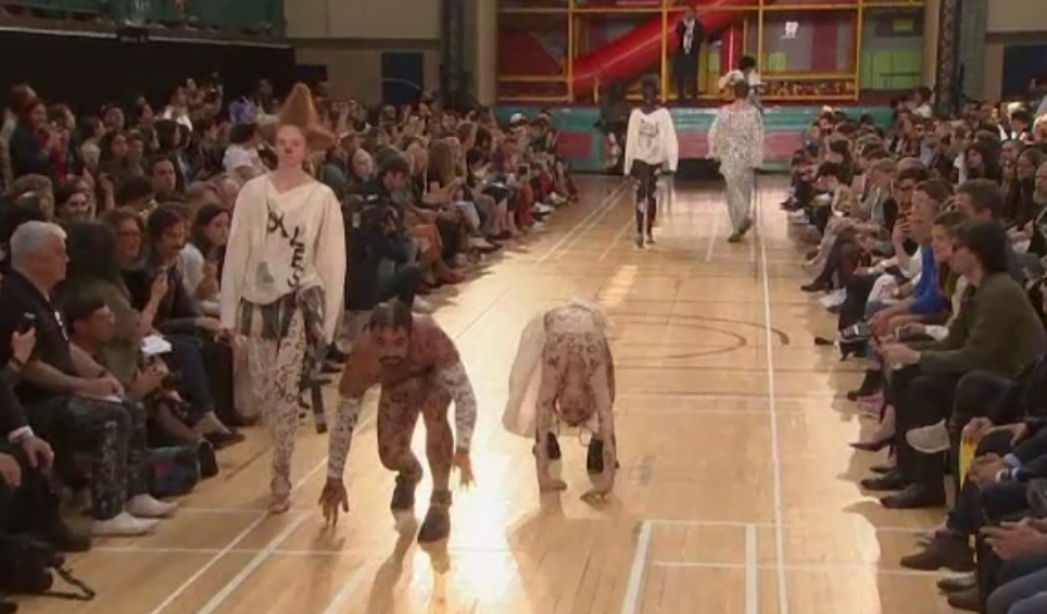 Vivienne Westwood a adus lumea circului in colectia sa unisex, primavara-vara. Ce semnifica mesajul "IOU"