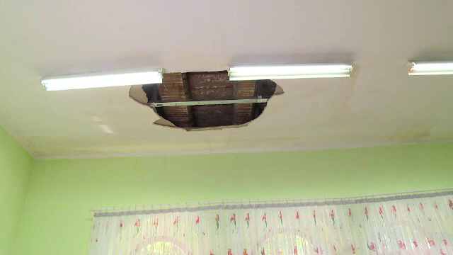 Gaura de doi metri patrati in tavanul unei gradinite, din cauza infiltratiilor, in Galati. Cladirea a fost recent renovata