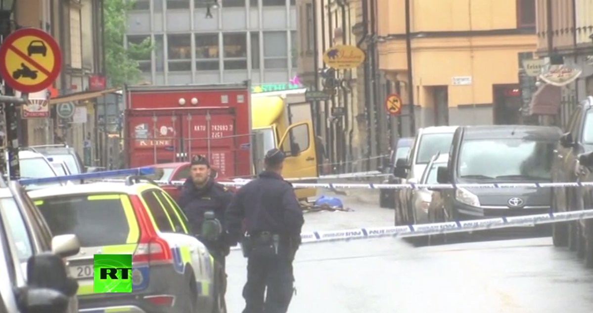"Tentativa de omor" la Stockholm. Soferul unei camionete a intrat intr-un taxi si a fugit de la fata locului. FOTO