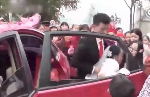 Mire furios filmat tarandu-si sotia afara din masina, in mijlocul nuntii. Motivul gestului