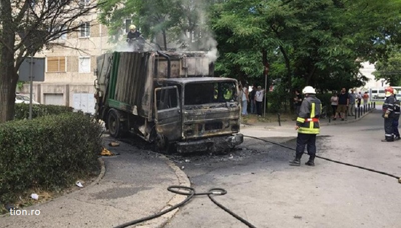 O masina care colecta deseuri a fost cuprinsa de flacari, intr-un cartier din Timisoara. Pompierii supravegheaza incarcatura