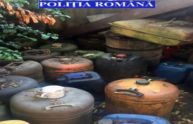 In loc sa se bucure de pensie, 4 batrani s-au apucat de trafic cu tigari si motorina. Ce au gasit politistii in casele lor