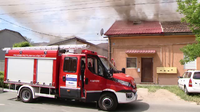 Mansarda unei case din Timisoara a fost cuprinsa de flacari. Ce s-a intamplat cu cei doi copii aflati in apartament