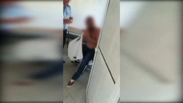 Circ intr-o sectie de politie din Mioveni. Motivul pentru care un consilier PSD si-a dat pantalonii jos, in fata politistilor