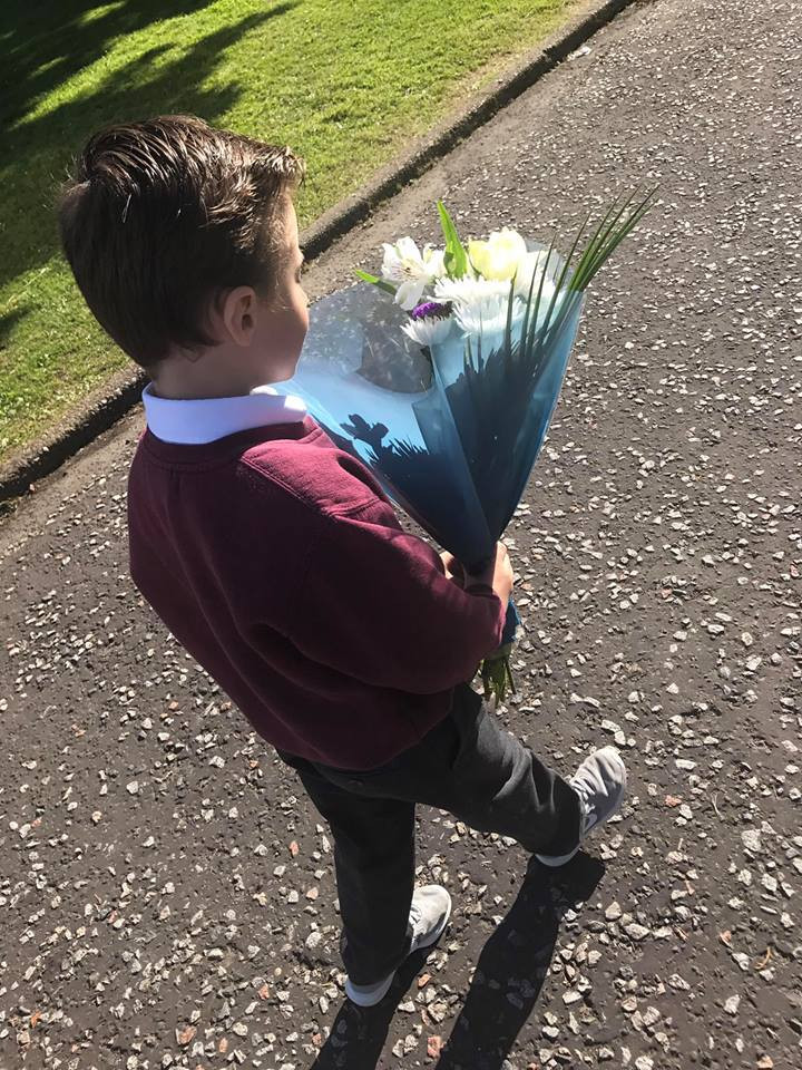 Iritata de faptul ca fiul sau si-a suparat iubita, a dorit sa-i dea o lectie. Gestul baiatului a impresionat o lume intreaga