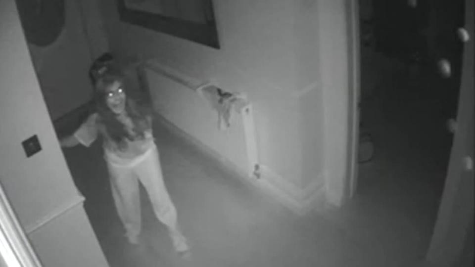 Clipe de groaza pentru o mama a carei casa a cazut prada hotilor, in timp ce fiul ei era acasa. "Lasa-mi mama in pace" VIDEO