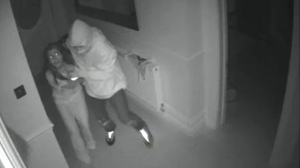 Clipele de groaza traite de o femeie in timp ce copilul ei era in casa