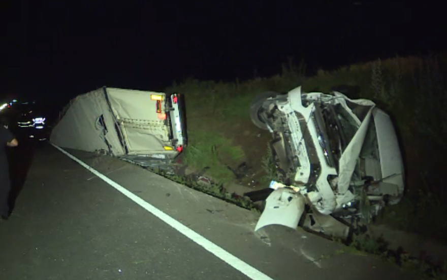 A oprit cateva momente pe marginea drumului, iar un TIR l-a izbit in plin. Scenele petrecute in Giurgiu