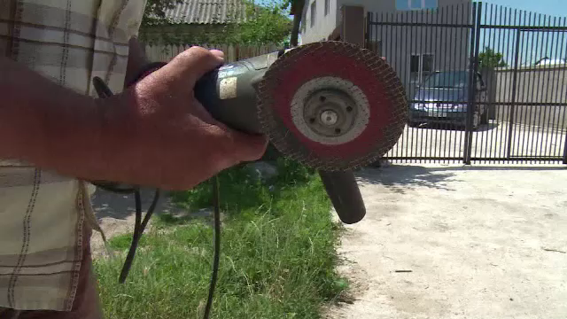 Un barbat de 61 de ani s-a taiat cu flexul si a suferit o hemoragie puternica. Victima a fost operata de urgenta