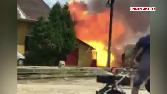 Mai multe butelii au explodat, dupa ce un incendiu a izbucnit in Bihor. Proprietarul gospodariei a suferit rani grave
