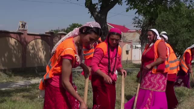 De ce poartă haine de musulmani româncele de etnie romă din Londra. Cum sunt păcăliți arabii