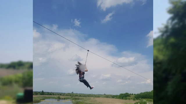 A cazut de la cativa metri inaltime in timp ce se dadea cu tiroliana. Ce a patit eleva aflata in excursie cu clasa