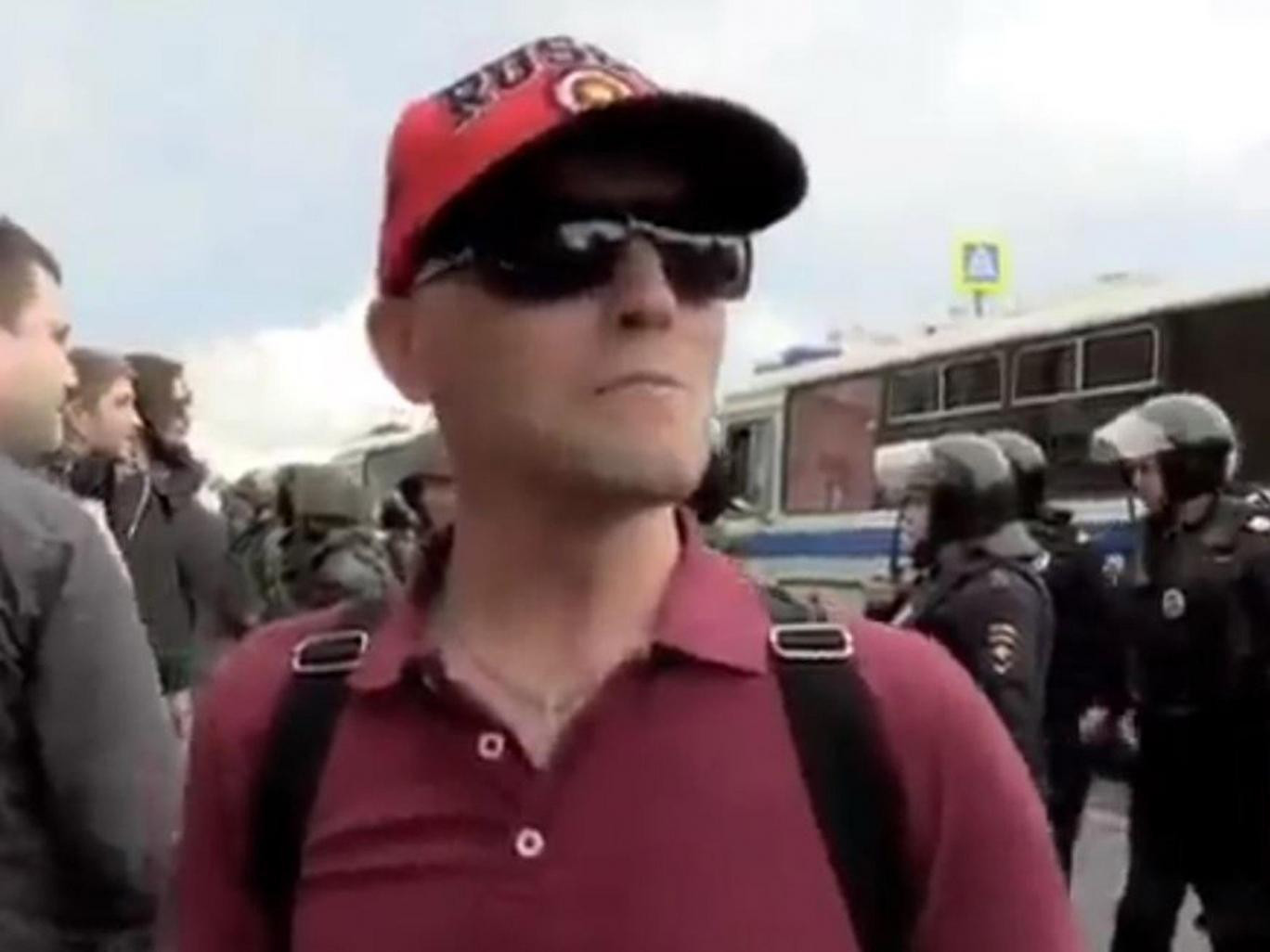 Singurul sustinator al lui Vladimir Putin de la un protest, retinut in timp ce il lauda pe presedintele Rusiei