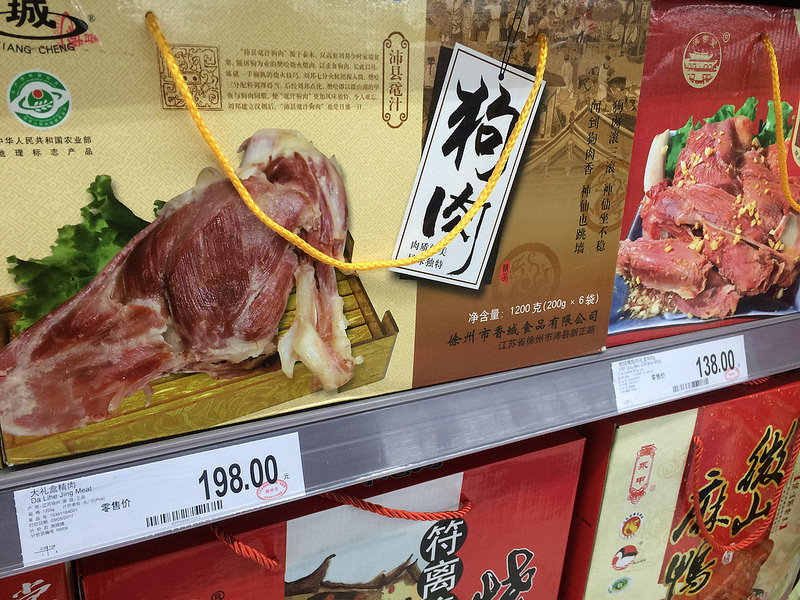 Carrefour a retras produsele din caine din 2 supermarketuri din China. Cat costa "carnea de caine cu gust de testoasa"