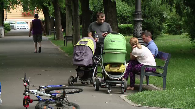 Tot mai multi barbati romani aleg sa intre ei in concediu paternal. Sotie: "Mi-a fost frica sa las copilul pe mainile lui"