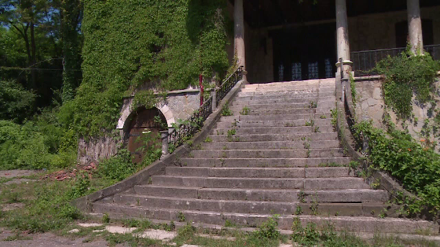 I-a gazduit pe Nixon si Castro si a supravietuit comunismului, dar este ruinat de birocratie. Povestea Conacului Matac