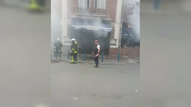 Un restaurant romanesc de la periferia Parisului a fost atacat cu sticle incendiare. Doi angajati sunt in stare grava