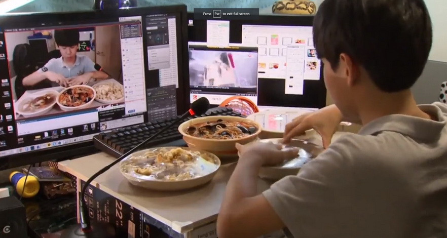 Acest baiat castiga 1.500 de dolari pe seara in timp ce sta la masa! Cum e posibil asa ceva