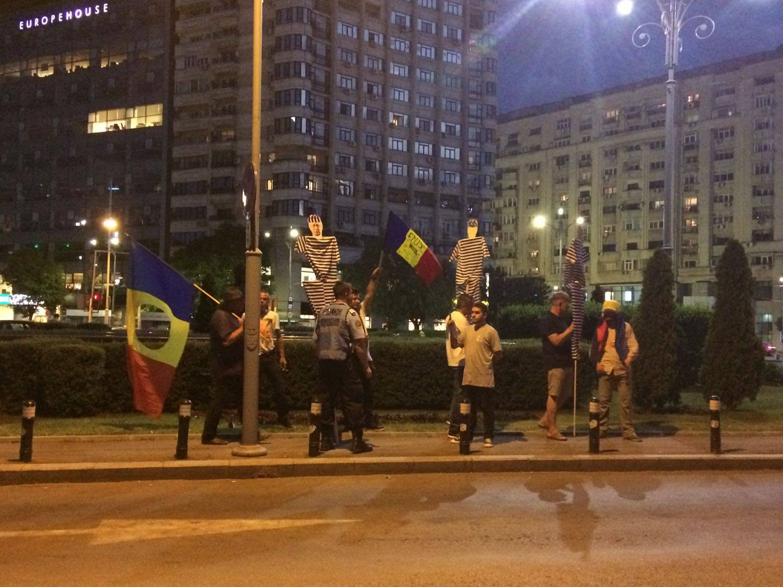 50 de oameni au protestat, miercuri seara, in Piata Victoriei pentru a il sustine pe premierul Sorin Grindeanu