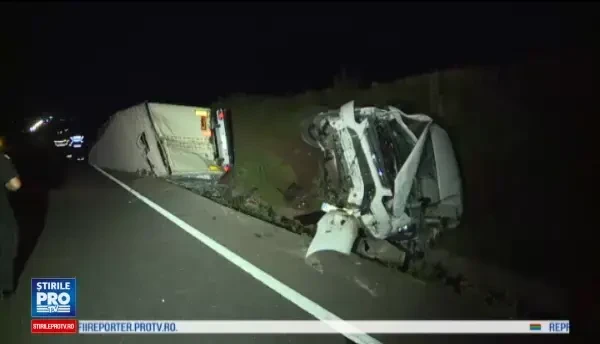 A oprit cateva momente pe marginea drumului, iar un TIR l-a izbit in plin. Scenele petrecute in Giurgiu