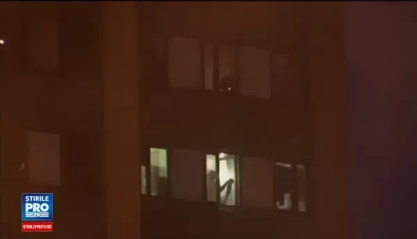 Incendiu violent la Londra. Un turn de 27 de etaje arde complet; 6 oameni au murit si 50 sunt raniti. VIDEO