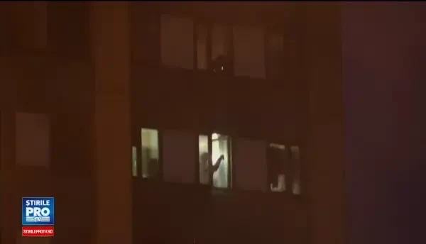 Incendiu violent la Londra. Turn cu 27 de etaje cuprins de flacari: 6 morti, 74 de raniti - 20 in stare critica