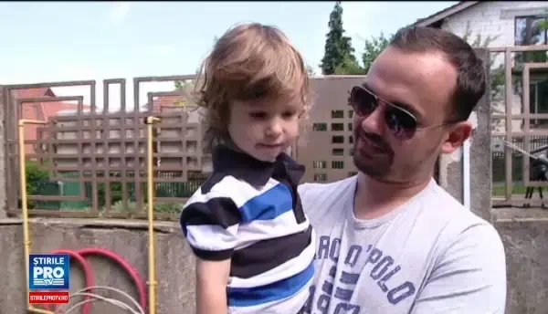 Tot mai multi barbati romani aleg sa intre ei in concediu paternal. Sotie: Mi-a fost frica sa las copilul pe mainile lui