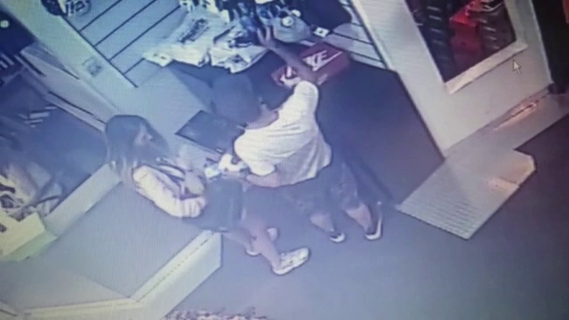 Cuplu filmat intr-un centru comercial din Cluj furand haine. Politia face apel pentru prinderea celor doi