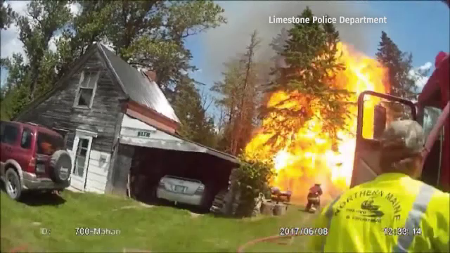 Explozie puternica provocata de o cisterna de propan, in timpul unui incendiu. Deflagratia, filmata de un pompier