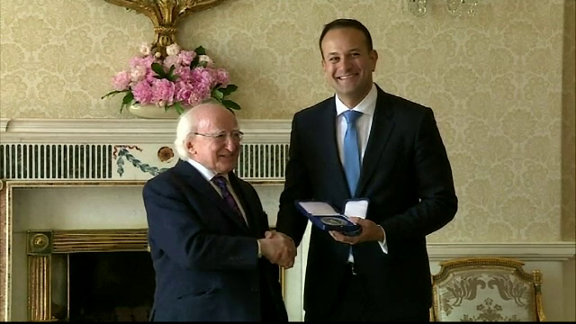 Leo Varadkar a devenit cel mai tanar prim-ministru al Irlandei si primul homosexual care ocupa functia