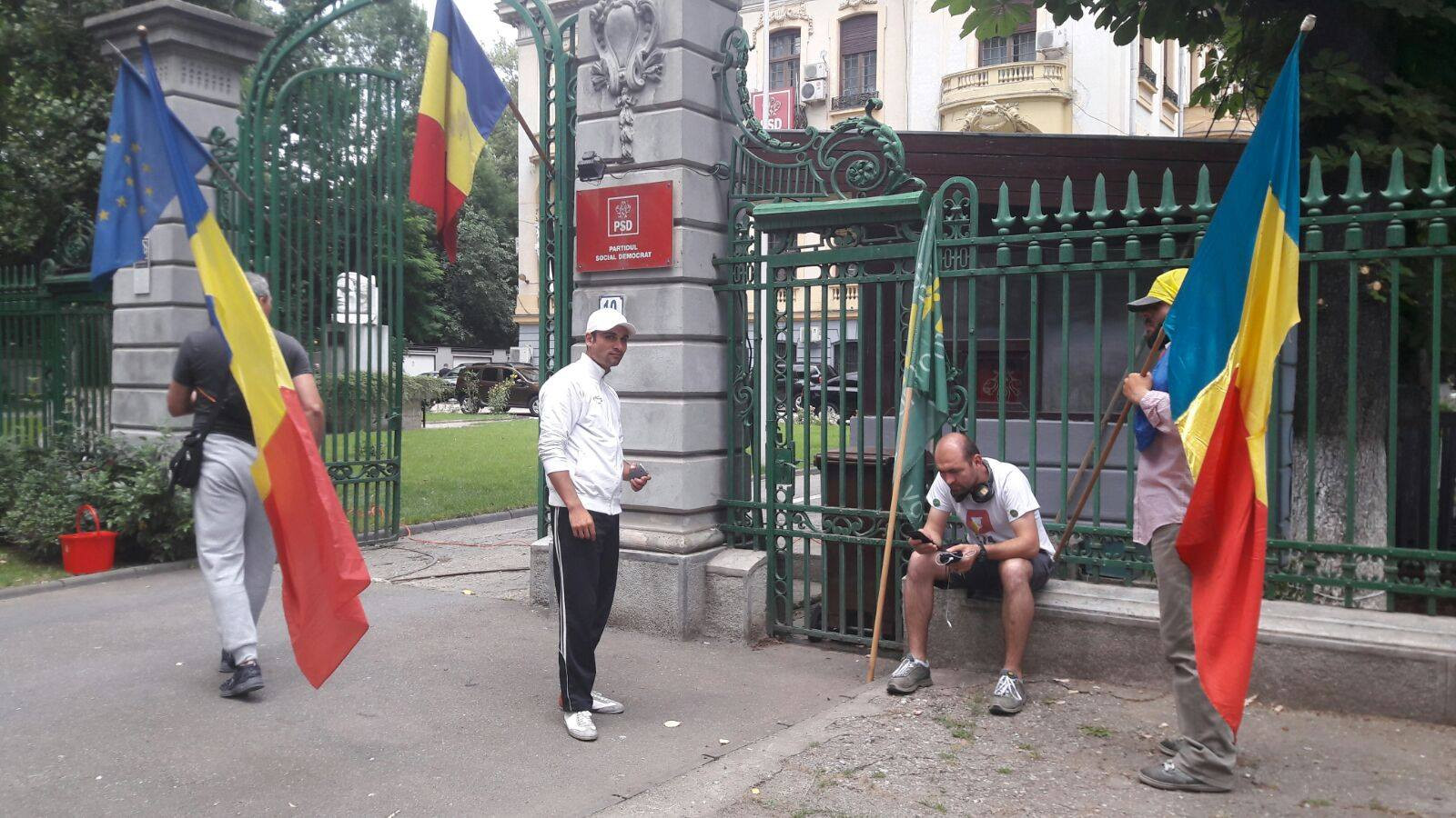 Un grup de protestatari scandeaza in fata sediului PSD. Ce ii reproseaza lui Liviu Dragnea si mesajul pentru Grindeanu