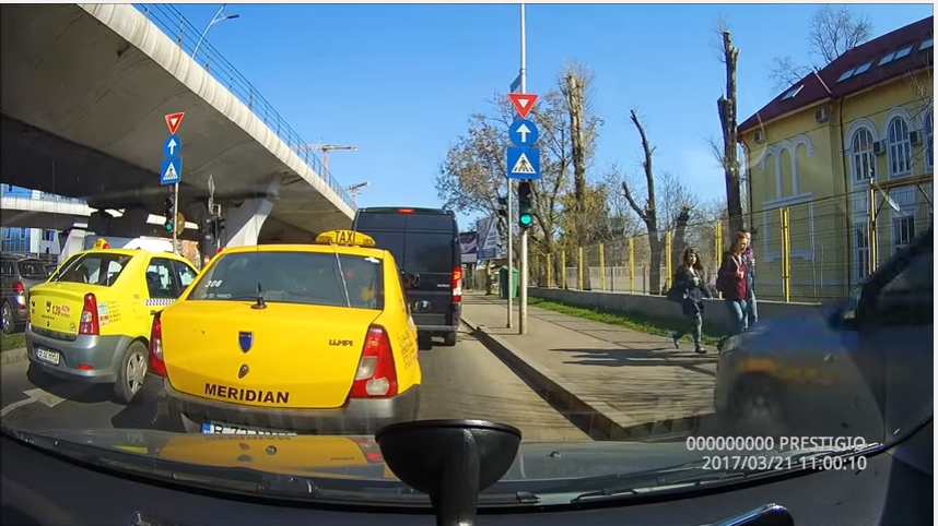 Un sofer din Capitala a fost cat pe ce sa raneasca grav trei adolescenti, dupa ce a intrat cu masina pe trotuar. VIDEO