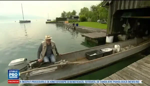 Si-a pescuit din lac propriul portofel, dupa ce il pierduse in acelasi loc in urma cu 25 de ani. Ce a gasit in el