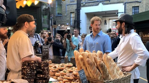 Printul Harry, vizita la brutaria unde lucreaza Florin Morariu, in semn de multumire pentru toti eroii atacului din Londra