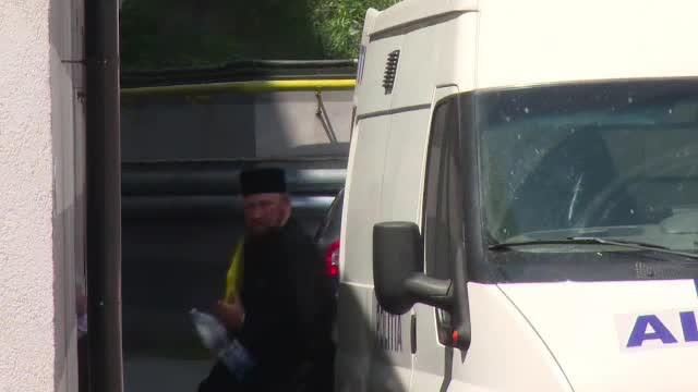 Trei preoti din Vaslui, retinuti de DNA dupa ce ar fi santajat un inalt ierarh. Localnic: "Nu cred, toti preotii sunt buni"