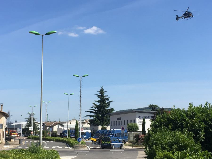 Alerta la Lyon. Politia franceza a descoperit o masina cu 14 butelii de gaz abandonata langa o uzina chimica